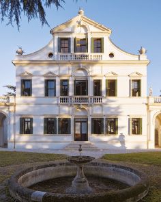 La facciata di Villa Lattes