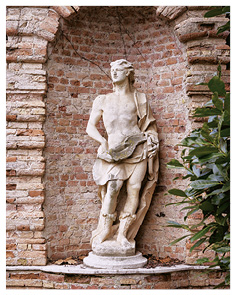 Statue nel giardino di Villa Lattes