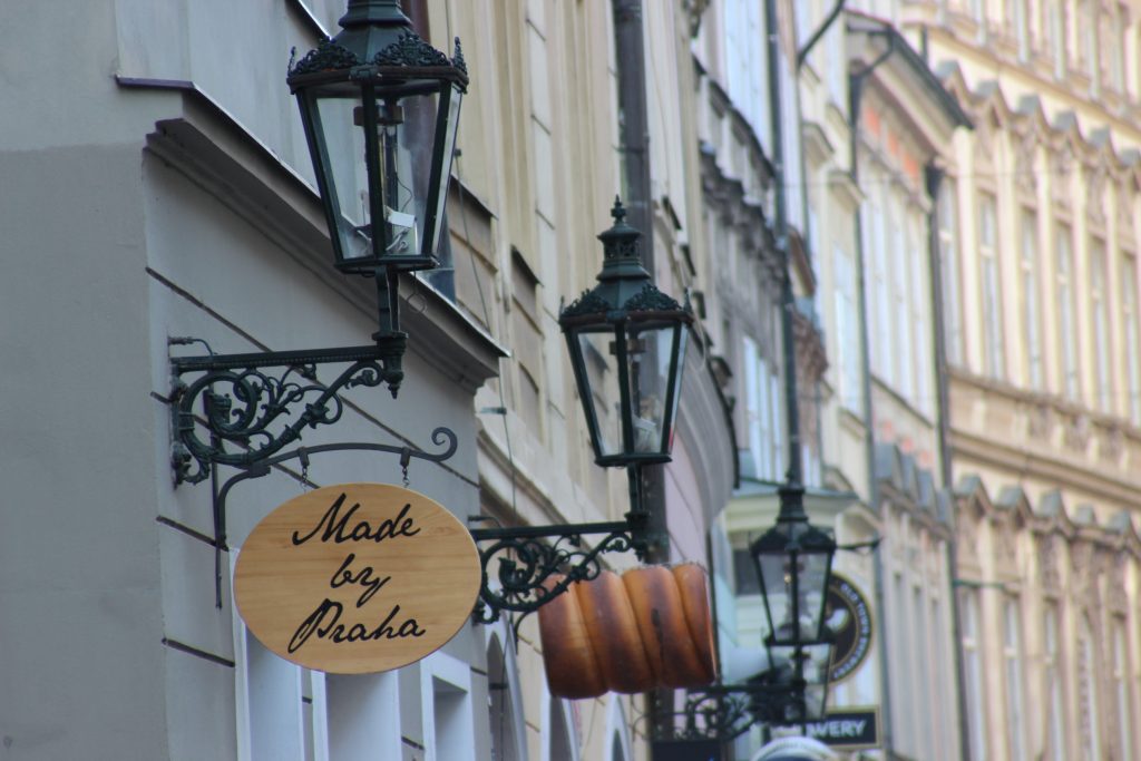 Insegna di una pasticceria con trdelník